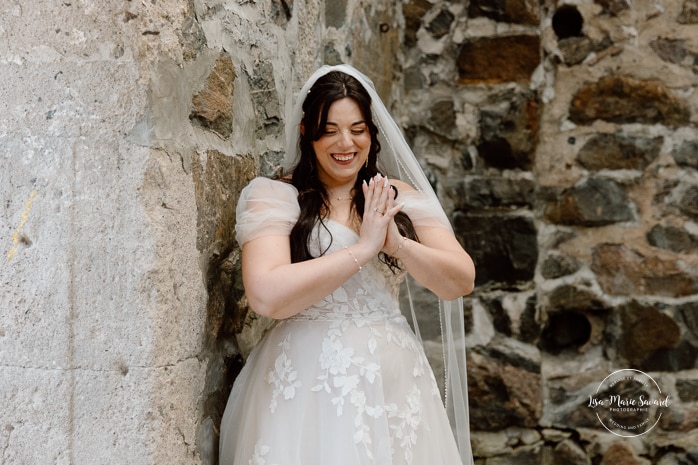 Wedding first touch ideas. Wedding first look without seeing each other. Photographe de mariage au Saguenay. Photographe Saguenay-Lac-Saint-Jean. Mariage Pulperie de Chicoutimi. Saguenay wedding photographer.