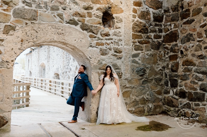 Wedding first touch ideas. Wedding first look without seeing each other. Photographe de mariage au Saguenay. Photographe Saguenay-Lac-Saint-Jean. Mariage Pulperie de Chicoutimi. Saguenay wedding photographer.