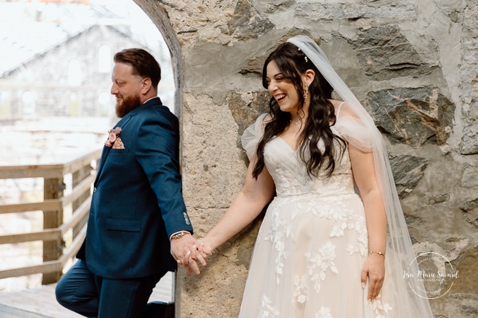 Wedding first touch ideas. Wedding first look without seeing each other. Photographe de mariage au Saguenay. Photographe Saguenay-Lac-Saint-Jean. Mariage Pulperie de Chicoutimi. Saguenay wedding photographer.