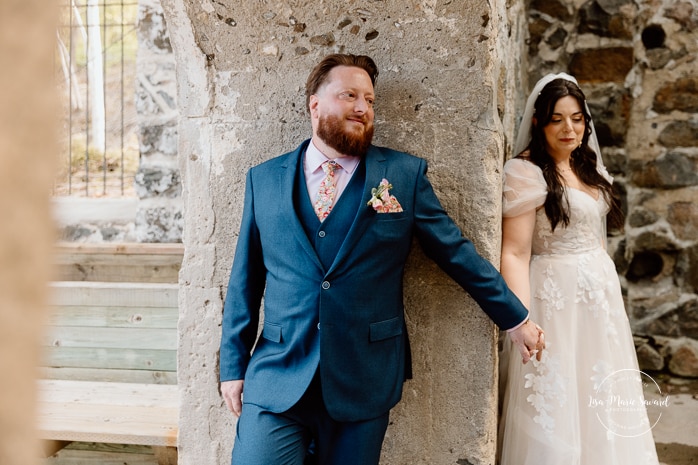 Wedding first touch ideas. Wedding first look without seeing each other. Photographe de mariage au Saguenay. Photographe Saguenay-Lac-Saint-Jean. Mariage Pulperie de Chicoutimi. Saguenay wedding photographer.