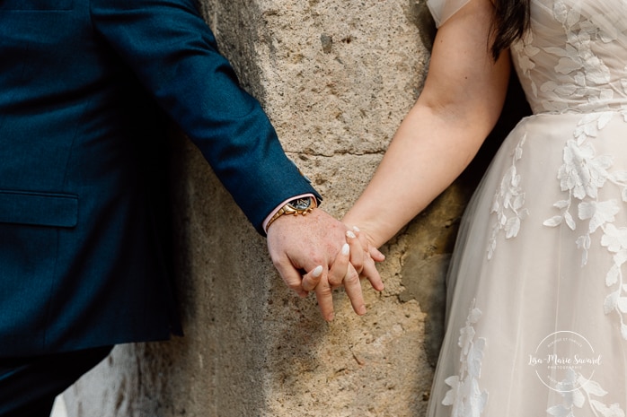 Wedding first touch ideas. Wedding first look without seeing each other. Photographe de mariage au Saguenay. Photographe Saguenay-Lac-Saint-Jean. Mariage Pulperie de Chicoutimi. Saguenay wedding photographer.