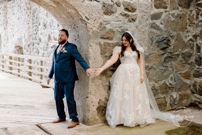 Wedding first touch ideas. Wedding first look without seeing each other. Photographe de mariage au Saguenay. Photographe Saguenay-Lac-Saint-Jean. Mariage Pulperie de Chicoutimi. Saguenay wedding photographer.