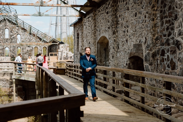 Wedding first touch ideas. Wedding first look without seeing each other. Photographe de mariage au Saguenay. Photographe Saguenay-Lac-Saint-Jean. Mariage Pulperie de Chicoutimi. Saguenay wedding photographer.