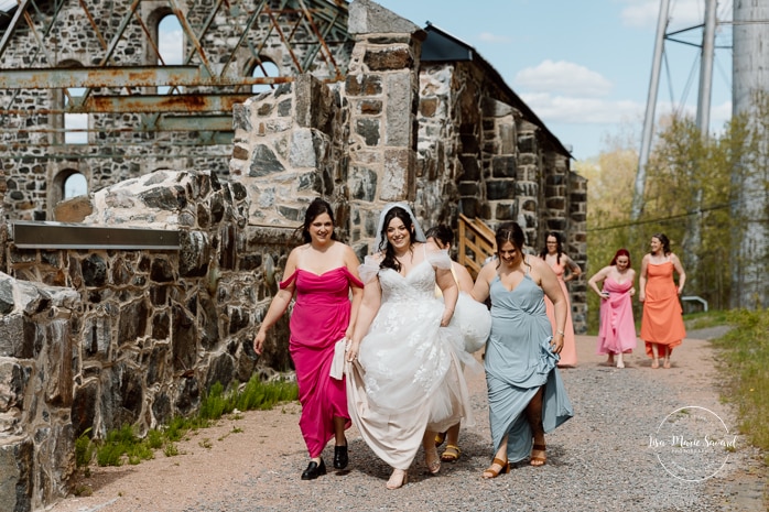 Wedding first touch ideas. Wedding first look without seeing each other. Photographe de mariage au Saguenay. Photographe Saguenay-Lac-Saint-Jean. Mariage Pulperie de Chicoutimi. Saguenay wedding photographer.
