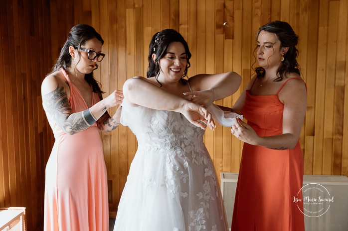 Bride getting ready with bridesmaids inside conference room. Photographe de mariage au Saguenay. Photographe Saguenay-Lac-Saint-Jean. Auberge Le Parasol. Saguenay wedding photographer.