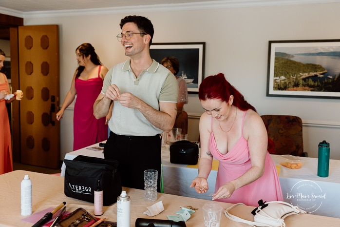Bride getting ready with bridesmaids inside conference room. Photographe de mariage au Saguenay. Photographe Saguenay-Lac-Saint-Jean. Auberge Le Parasol. Saguenay wedding photographer.