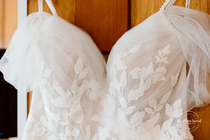 Bride getting ready with bridesmaids inside conference room. Photographe de mariage au Saguenay. Photographe Saguenay-Lac-Saint-Jean. Auberge Le Parasol. Saguenay wedding photographer.