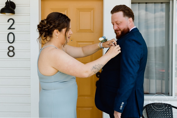 Groom getting ready outside of motel room. Photographe de mariage au Saguenay. Photographe Saguenay-Lac-Saint-Jean. Auberge Le Parasol. Saguenay wedding photographer.
