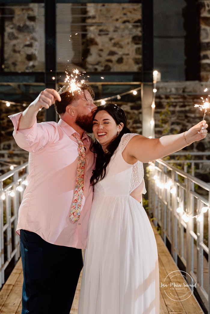 Sparkler wedding photos. Bride and groom kissing with sparklers. Photographe de mariage au Saguenay. Photographe Saguenay-Lac-Saint-Jean. Mariage Pulperie de Chicoutimi. Bâtiment 1912. Saguenay wedding photographer.