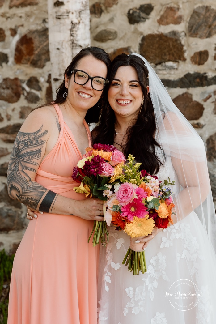 Bride and bridesmaids photos. Colorful wedding palette. Photographe de mariage au Saguenay. Photographe Saguenay-Lac-Saint-Jean. Mariage Pulperie de Chicoutimi. Jardin des Vestiges. Saguenay wedding photographer.