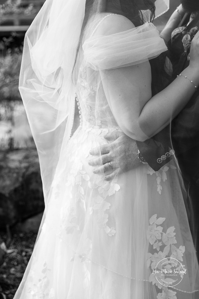 Spring wedding photos. Romantic wedding photos. Urban park wedding photos. Photographe de mariage au Saguenay. Photographe Saguenay-Lac-Saint-Jean. Vieux Port de Chicoutimi. Zone Portuaire Chicoutimi. Saguenay wedding photographer.