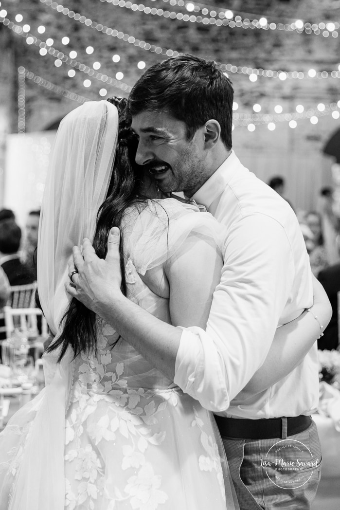 Wedding reception inside old mill. Photographe de mariage au Saguenay. Photographe Saguenay-Lac-Saint-Jean. Mariage Pulperie de Chicoutimi. Bâtiment 1912. Saguenay wedding photographer.