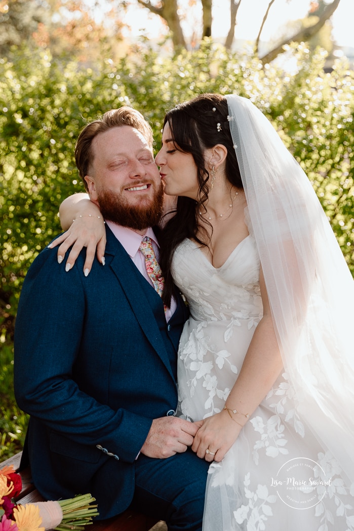 Spring wedding photos. Romantic wedding photos. Urban park wedding photos. Photographe de mariage au Saguenay. Photographe Saguenay-Lac-Saint-Jean. Vieux Port de Chicoutimi. Zone Portuaire Chicoutimi. Saguenay wedding photographer.