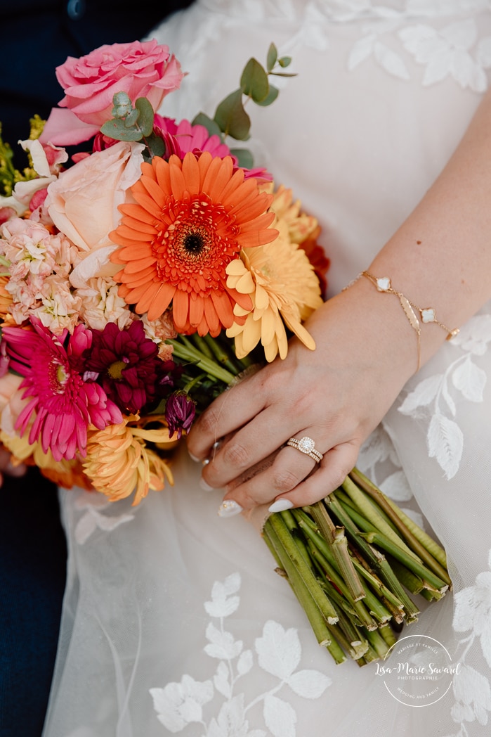Spring wedding photos. Romantic wedding photos. Urban park wedding photos. Photographe de mariage au Saguenay. Photographe Saguenay-Lac-Saint-Jean. Vieux Port de Chicoutimi. Zone Portuaire Chicoutimi. Saguenay wedding photographer.