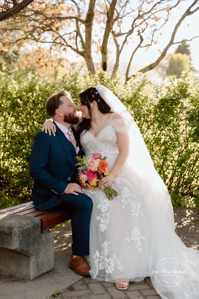 Spring wedding photos. Romantic wedding photos. Urban park wedding photos. Photographe de mariage au Saguenay. Photographe Saguenay-Lac-Saint-Jean. Vieux Port de Chicoutimi. Zone Portuaire Chicoutimi. Saguenay wedding photographer.