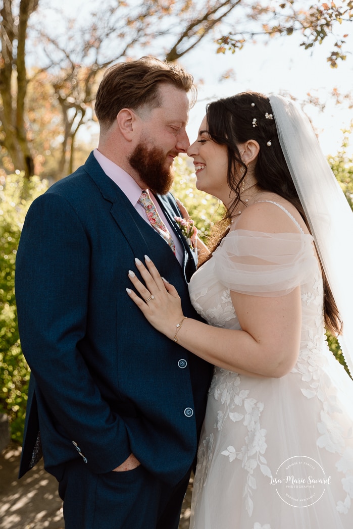Spring wedding photos. Romantic wedding photos. Urban park wedding photos. Photographe de mariage au Saguenay. Photographe Saguenay-Lac-Saint-Jean. Vieux Port de Chicoutimi. Zone Portuaire Chicoutimi. Saguenay wedding photographer.