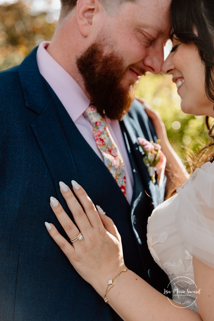 Spring wedding photos. Romantic wedding photos. Urban park wedding photos. Photographe de mariage au Saguenay. Photographe Saguenay-Lac-Saint-Jean. Vieux Port de Chicoutimi. Zone Portuaire Chicoutimi. Saguenay wedding photographer.