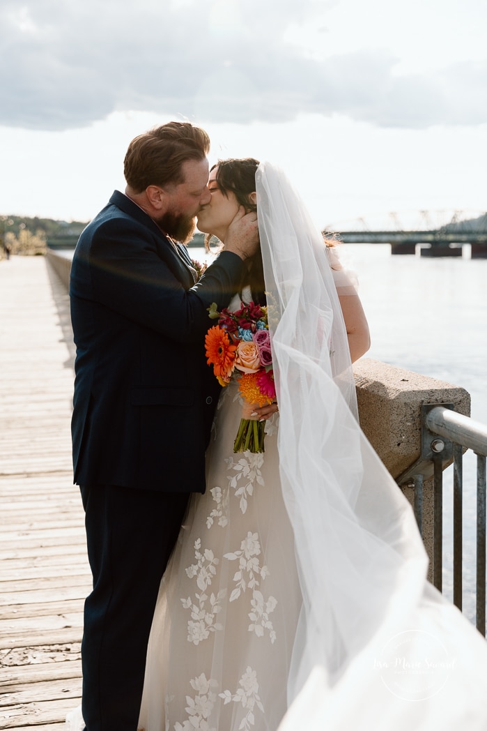 Spring wedding photos. Romantic wedding photos. Urban park wedding photos. Photographe de mariage au Saguenay. Photographe Saguenay-Lac-Saint-Jean. Vieux Port de Chicoutimi. Zone Portuaire Chicoutimi. Saguenay wedding photographer.