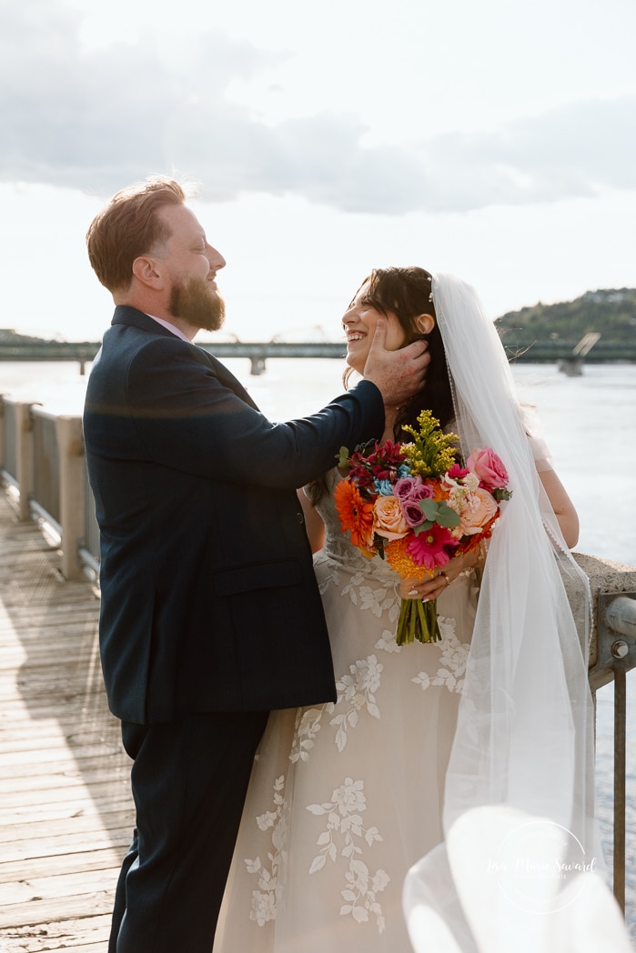 Spring wedding photos. Romantic wedding photos. Urban park wedding photos. Photographe de mariage au Saguenay. Photographe Saguenay-Lac-Saint-Jean. Vieux Port de Chicoutimi. Zone Portuaire Chicoutimi. Saguenay wedding photographer.