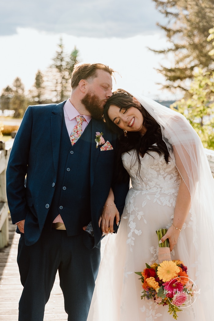 Spring wedding photos. Romantic wedding photos. Urban park wedding photos. Photographe de mariage au Saguenay. Photographe Saguenay-Lac-Saint-Jean. Vieux Port de Chicoutimi. Zone Portuaire Chicoutimi. Saguenay wedding photographer.