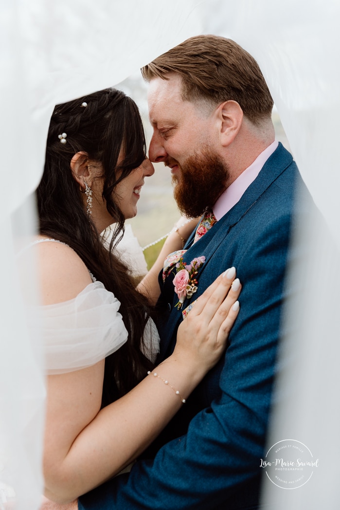 Spring wedding photos. Romantic wedding photos. Urban park wedding photos. Photographe de mariage au Saguenay. Photographe Saguenay-Lac-Saint-Jean. Vieux Port de Chicoutimi. Zone Portuaire Chicoutimi. Saguenay wedding photographer.