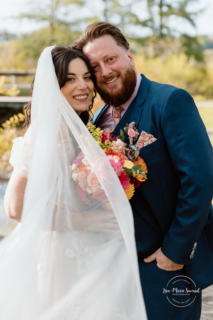 Spring wedding photos. Romantic wedding photos. Urban park wedding photos. Photographe de mariage au Saguenay. Photographe Saguenay-Lac-Saint-Jean. Vieux Port de Chicoutimi. Zone Portuaire Chicoutimi. Saguenay wedding photographer.