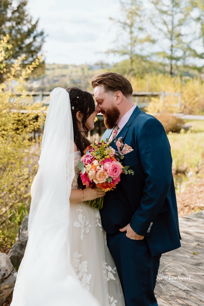 Spring wedding photos. Romantic wedding photos. Urban park wedding photos. Photographe de mariage au Saguenay. Photographe Saguenay-Lac-Saint-Jean. Vieux Port de Chicoutimi. Zone Portuaire Chicoutimi. Saguenay wedding photographer.