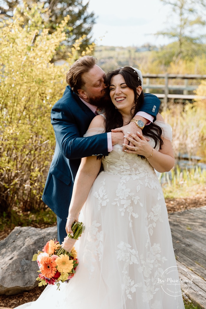 Spring wedding photos. Romantic wedding photos. Urban park wedding photos. Photographe de mariage au Saguenay. Photographe Saguenay-Lac-Saint-Jean. Vieux Port de Chicoutimi. Zone Portuaire Chicoutimi. Saguenay wedding photographer.