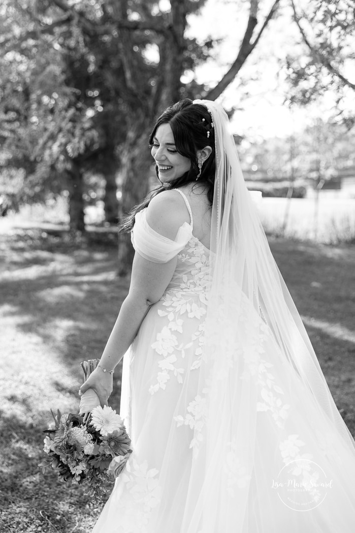 Spring wedding photos. Urban park wedding photos. Photographe de mariage au Saguenay. Photographe Saguenay-Lac-Saint-Jean. Vieux Port de Chicoutimi. Zone Portuaire Chicoutimi. Saguenay wedding photographer.