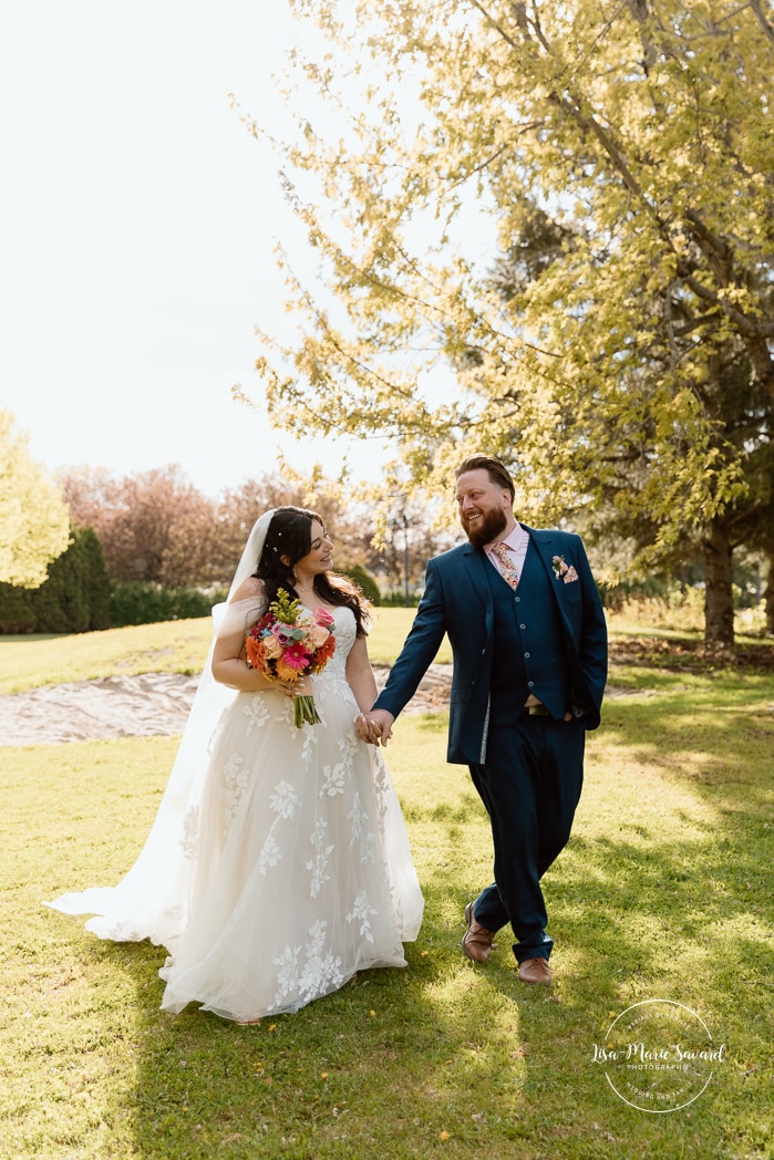 Spring wedding photos. Urban park wedding photos. Photographe de mariage au Saguenay. Photographe Saguenay-Lac-Saint-Jean. Vieux Port de Chicoutimi. Zone Portuaire Chicoutimi. Saguenay wedding photographer.