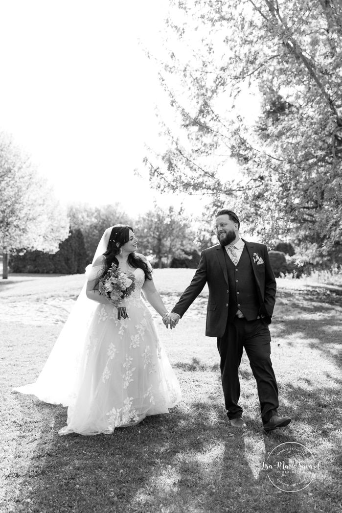 Spring wedding photos. Urban park wedding photos. Photographe de mariage au Saguenay. Photographe Saguenay-Lac-Saint-Jean. Vieux Port de Chicoutimi. Zone Portuaire Chicoutimi. Saguenay wedding photographer.