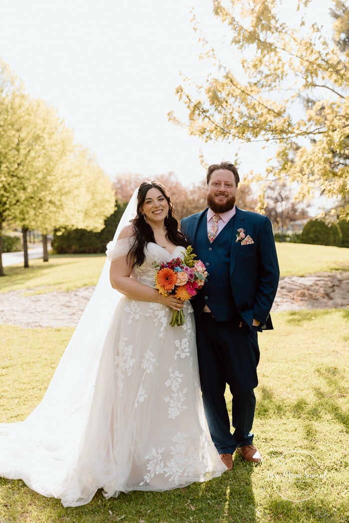 Spring wedding photos. Urban park wedding photos. Photographe de mariage au Saguenay. Photographe Saguenay-Lac-Saint-Jean. Vieux Port de Chicoutimi. Zone Portuaire Chicoutimi. Saguenay wedding photographer.