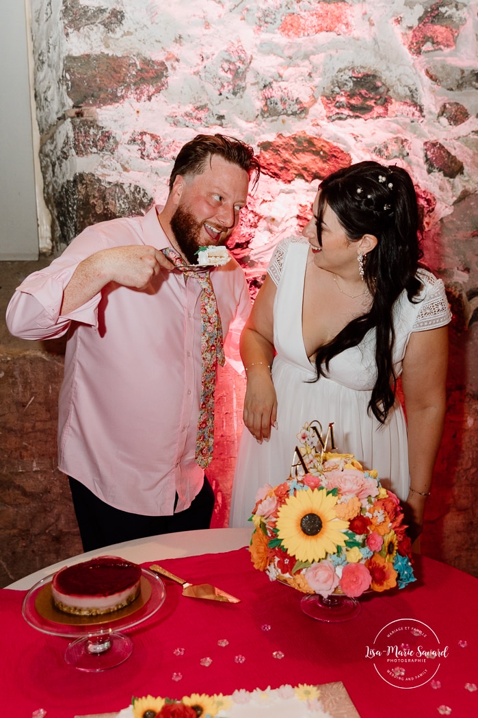 Bride and groom cutting cake. Photographe de mariage au Saguenay. Photographe Saguenay-Lac-Saint-Jean. Mariage Pulperie de Chicoutimi. Bâtiment 1912. Saguenay wedding photographer.