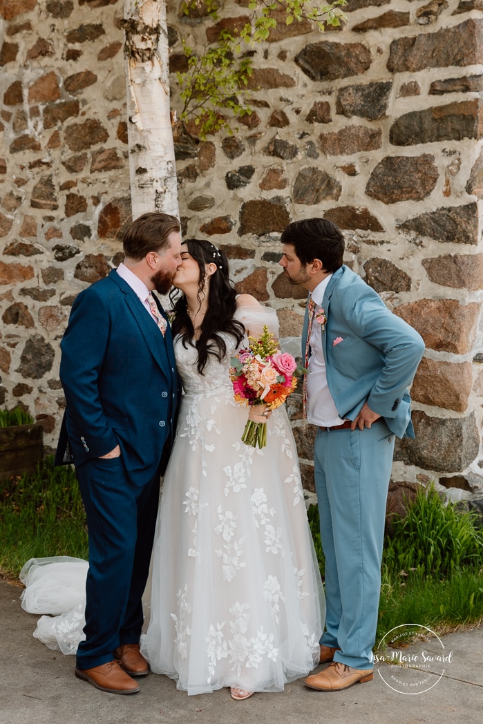 Funny groomsmen photos. Colorful wedding palette. Photographe de mariage au Saguenay. Photographe Saguenay-Lac-Saint-Jean. Mariage Pulperie de Chicoutimi. Jardin des Vestiges. Saguenay wedding photographer.