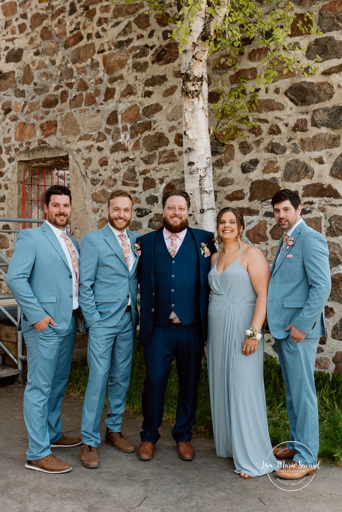 Groom and groomsmen photos. Colorful wedding palette. Photographe de mariage au Saguenay. Photographe Saguenay-Lac-Saint-Jean. Mariage Pulperie de Chicoutimi. Jardin des Vestiges. Saguenay wedding photographer.
