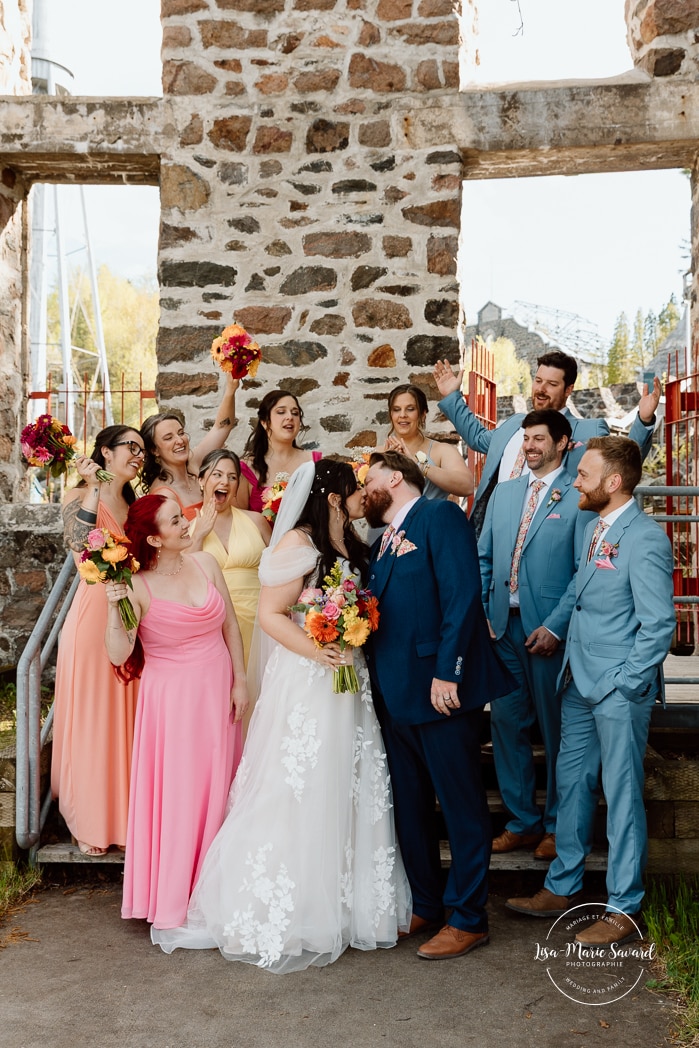 Wedding party photos with five bridesmaids five groomsmen. Colorful wedding palette. Photographe de mariage au Saguenay. Photographe Saguenay-Lac-Saint-Jean. Mariage Pulperie de Chicoutimi. Jardin des Vestiges. Saguenay wedding photographer.