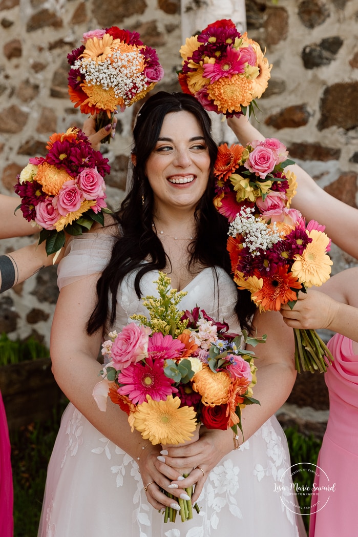Bride and bridesmaids photos. Colorful wedding palette. Photographe de mariage au Saguenay. Photographe Saguenay-Lac-Saint-Jean. Mariage Pulperie de Chicoutimi. Jardin des Vestiges. Saguenay wedding photographer.