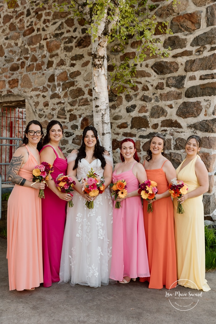 Bride and bridesmaids photos. Colorful wedding palette. Photographe de mariage au Saguenay. Photographe Saguenay-Lac-Saint-Jean. Mariage Pulperie de Chicoutimi. Jardin des Vestiges. Saguenay wedding photographer.