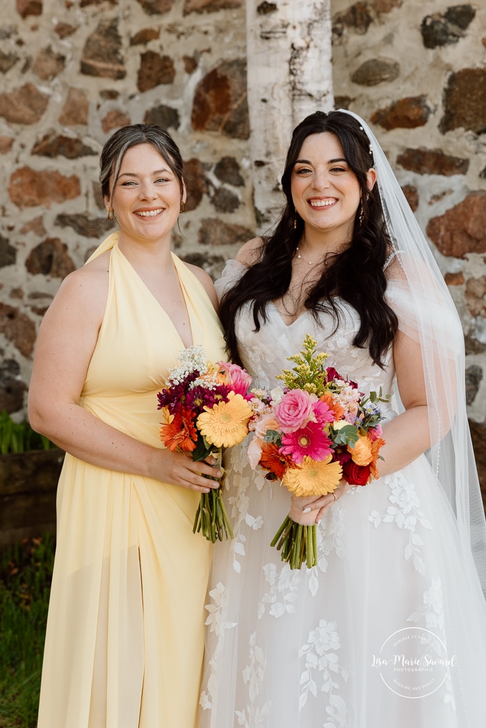 Bride and bridesmaids photos. Colorful wedding palette. Photographe de mariage au Saguenay. Photographe Saguenay-Lac-Saint-Jean. Mariage Pulperie de Chicoutimi. Jardin des Vestiges. Saguenay wedding photographer.