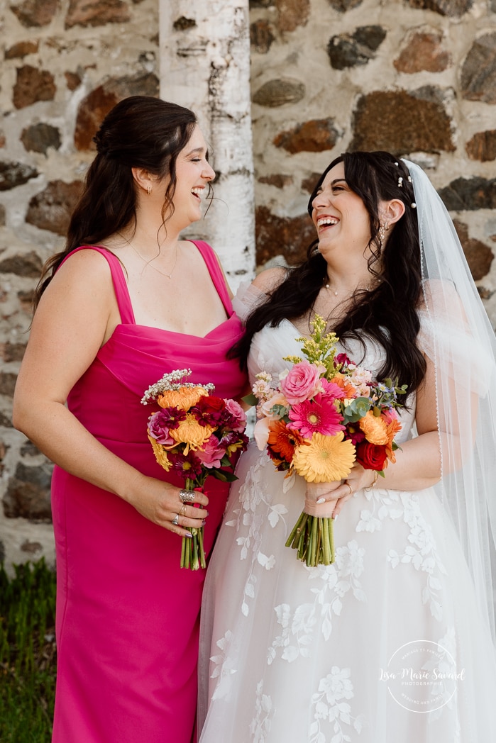 Bride and bridesmaids photos. Colorful wedding palette. Photographe de mariage au Saguenay. Photographe Saguenay-Lac-Saint-Jean. Mariage Pulperie de Chicoutimi. Jardin des Vestiges. Saguenay wedding photographer.