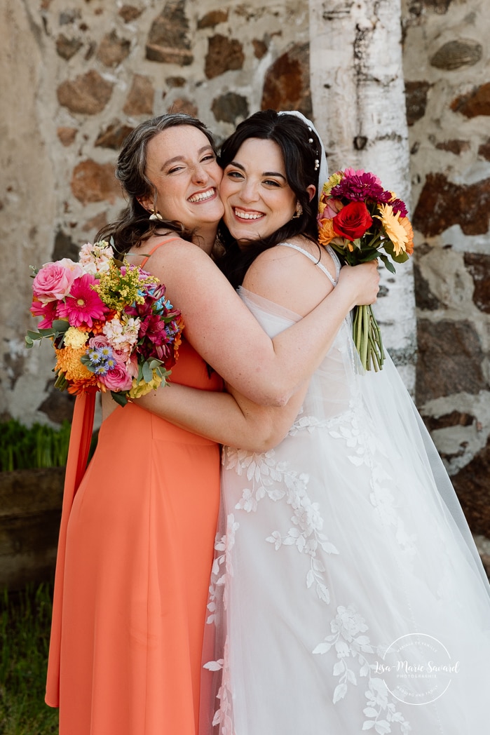 Bride and bridesmaids photos. Colorful wedding palette. Photographe de mariage au Saguenay. Photographe Saguenay-Lac-Saint-Jean. Mariage Pulperie de Chicoutimi. Jardin des Vestiges. Saguenay wedding photographer.