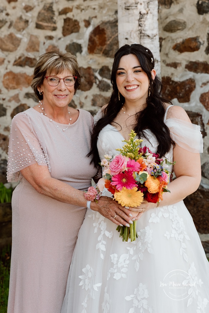 Wedding family photos with parents. Colorful wedding ideas. Photographe de mariage au Saguenay. Photographe Saguenay-Lac-Saint-Jean. Mariage Pulperie de Chicoutimi. Jardin des Vestiges. Saguenay wedding photographer.