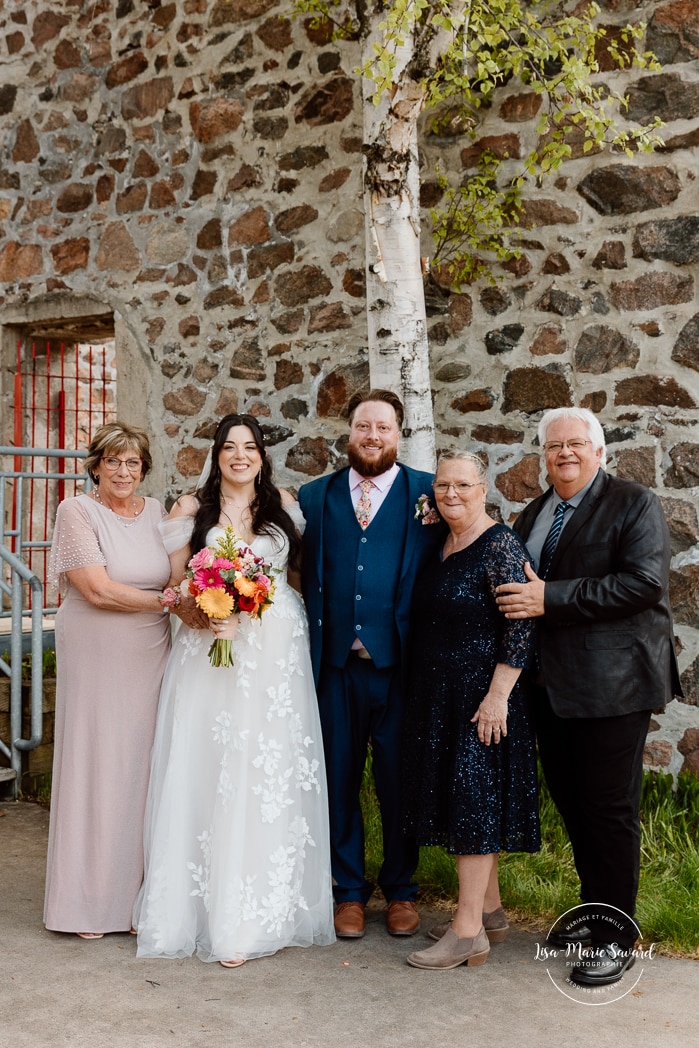 Wedding family photos with parents. Colorful wedding ideas. Photographe de mariage au Saguenay. Photographe Saguenay-Lac-Saint-Jean. Mariage Pulperie de Chicoutimi. Jardin des Vestiges. Saguenay wedding photographer.