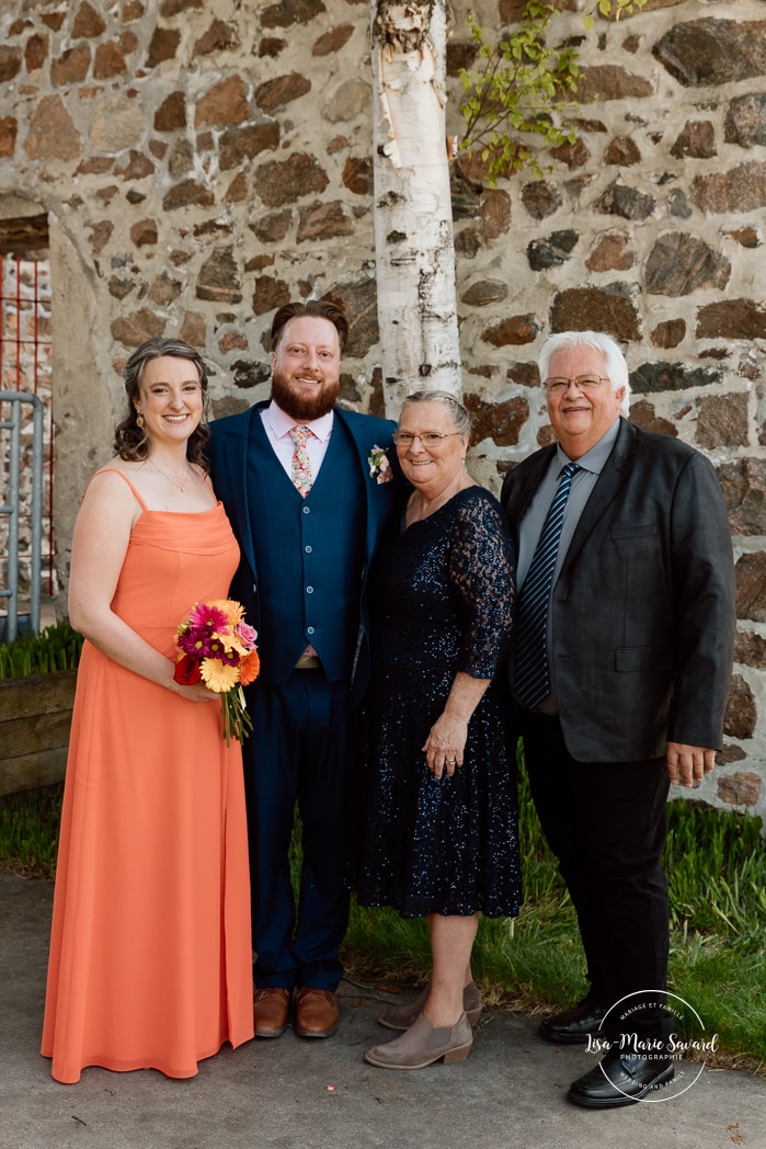 Wedding family photos with parents. Colorful wedding ideas. Photographe de mariage au Saguenay. Photographe Saguenay-Lac-Saint-Jean. Mariage Pulperie de Chicoutimi. Jardin des Vestiges. Saguenay wedding photographer.