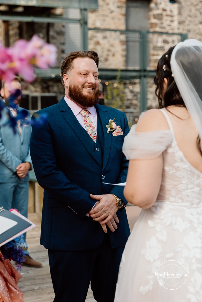 Outdoor wedding ceremony with floral arch. Colorful wedding ideas. Photographe de mariage au Saguenay. Photographe Saguenay-Lac-Saint-Jean. Mariage Pulperie de Chicoutimi. Jardin des Vestiges. Bâtiment 1912. Saguenay wedding photographer.