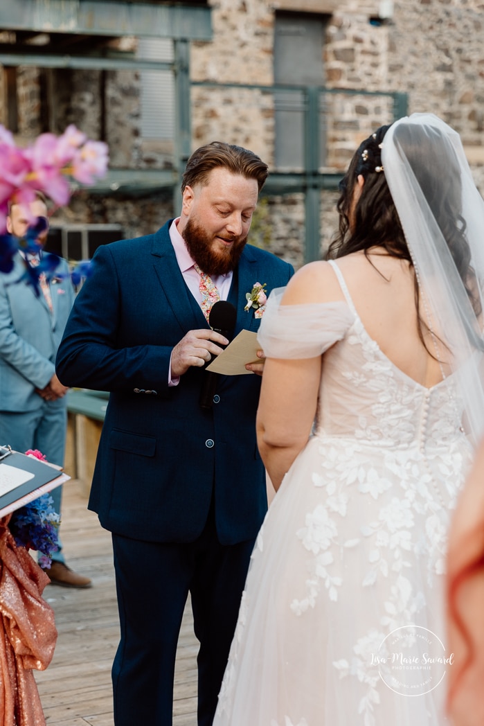 Outdoor wedding ceremony with floral arch. Colorful wedding ideas. Photographe de mariage au Saguenay. Photographe Saguenay-Lac-Saint-Jean. Mariage Pulperie de Chicoutimi. Jardin des Vestiges. Bâtiment 1912. Saguenay wedding photographer.