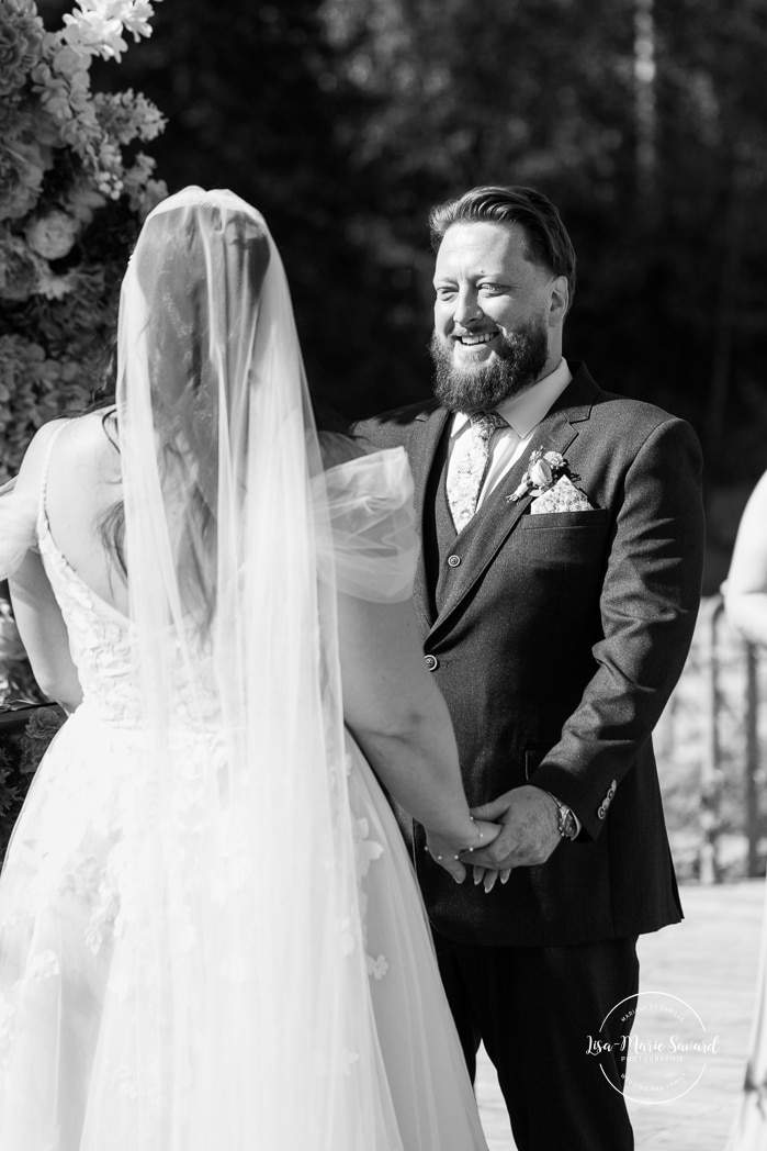 Outdoor wedding ceremony with floral arch. Colorful wedding ideas. Photographe de mariage au Saguenay. Photographe Saguenay-Lac-Saint-Jean. Mariage Pulperie de Chicoutimi. Jardin des Vestiges. Bâtiment 1912. Saguenay wedding photographer.