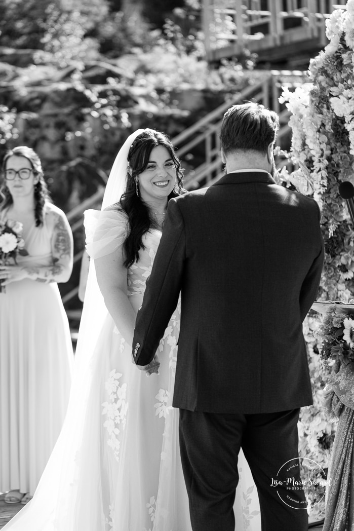 Outdoor wedding ceremony with floral arch. Colorful wedding ideas. Photographe de mariage au Saguenay. Photographe Saguenay-Lac-Saint-Jean. Mariage Pulperie de Chicoutimi. Jardin des Vestiges. Bâtiment 1912. Saguenay wedding photographer.