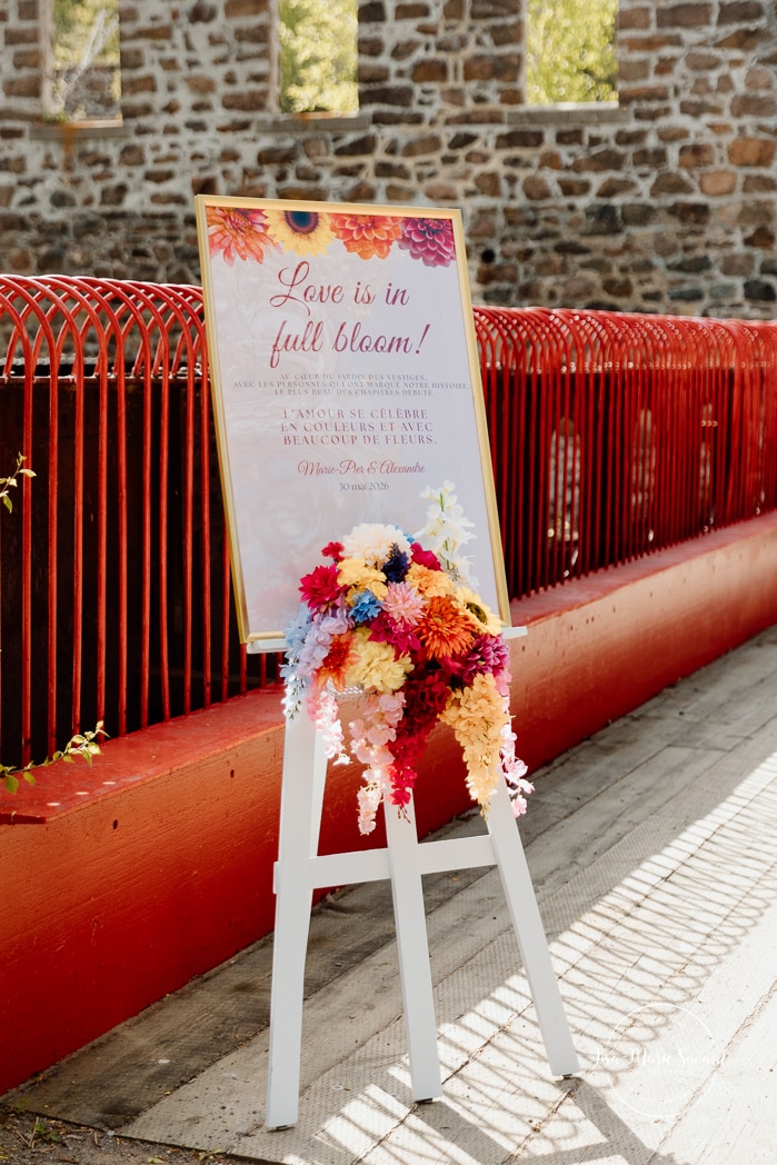 Outdoor wedding ceremony with floral arch. Colorful wedding ideas. Photographe de mariage au Saguenay. Photographe Saguenay-Lac-Saint-Jean. Mariage Pulperie de Chicoutimi. Jardin des Vestiges. Bâtiment 1912. Saguenay wedding photographer.