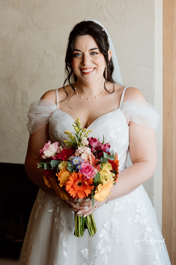 Bridal portrait in hotel lobby. Photographe de mariage au Saguenay. Photographe Saguenay-Lac-Saint-Jean. Auberge Le Parasol. Saguenay wedding photographer.